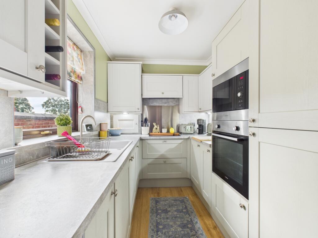 CAM03729G0-PR0161-STILL023