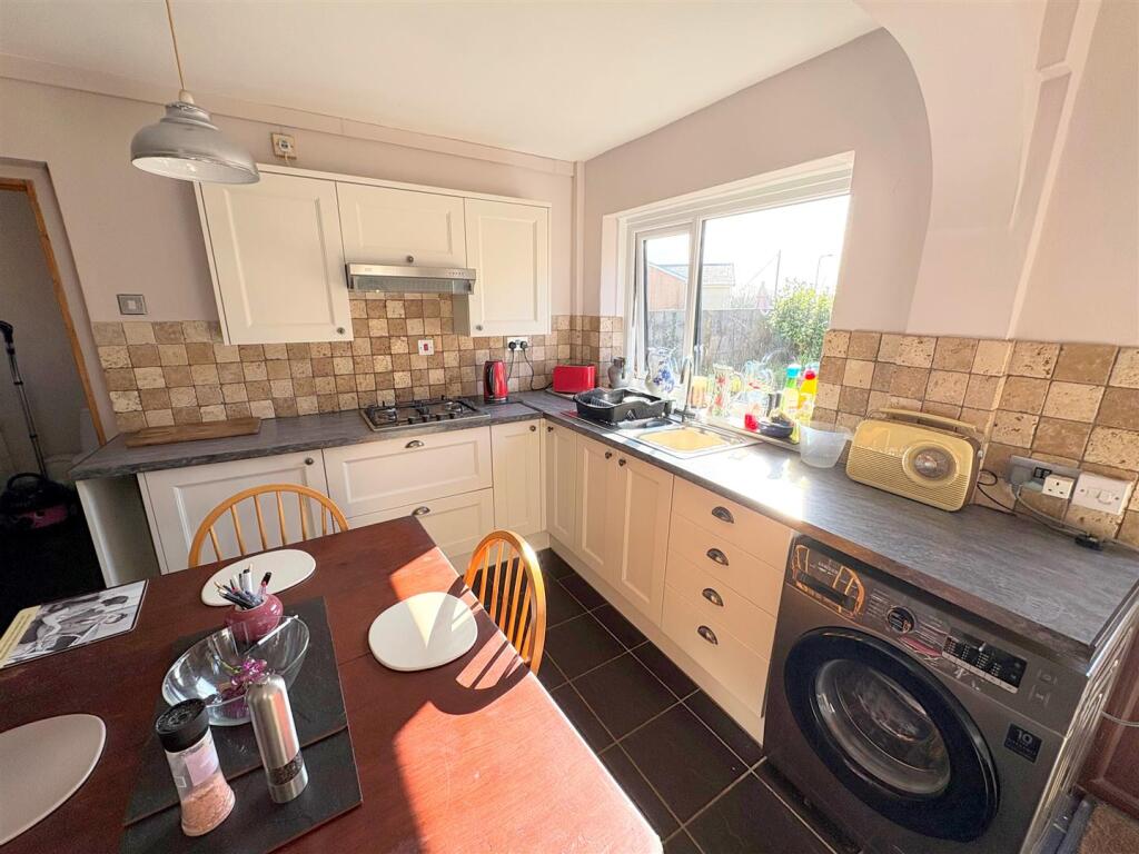 Kitchen d.jpg