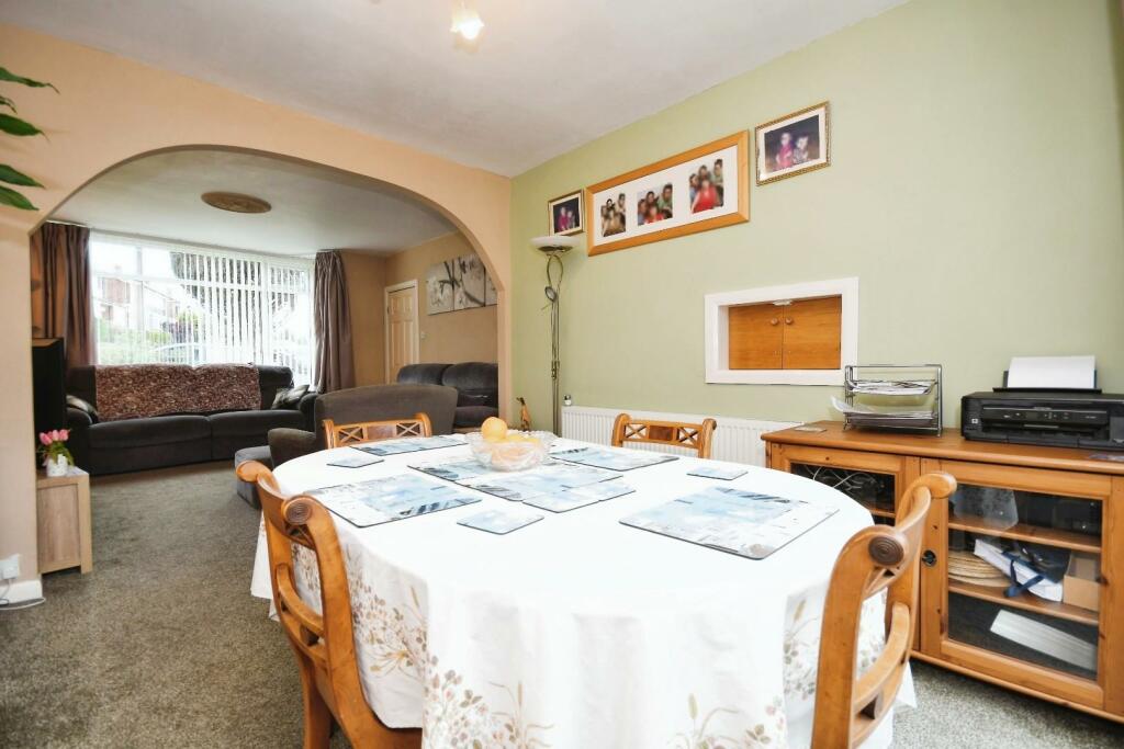 DINING ROOM.jpg