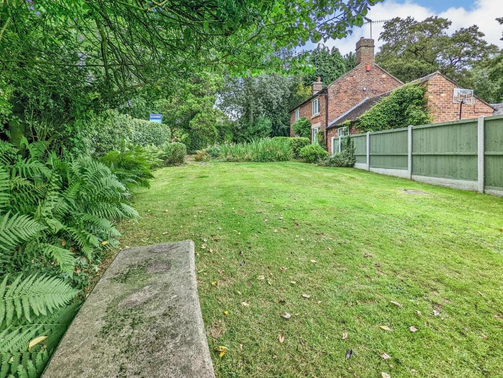 FRONT GARDEN