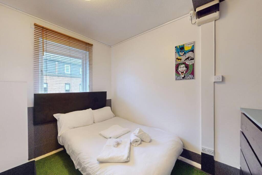 A bright and tidy double bedroom featuring mode...