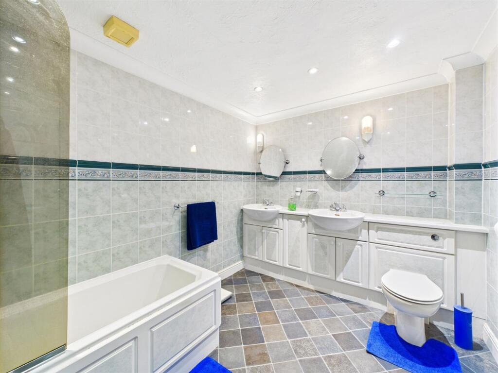 EN-SUITE AND DRESSING ROOM