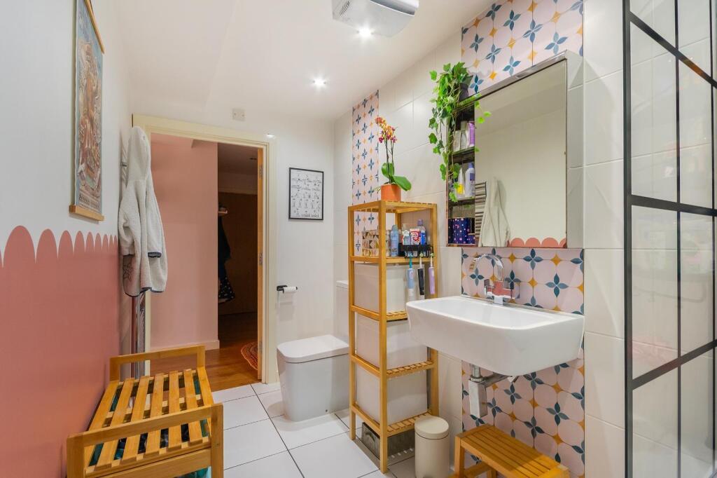 0C6SBV - Bathroom A.jpg