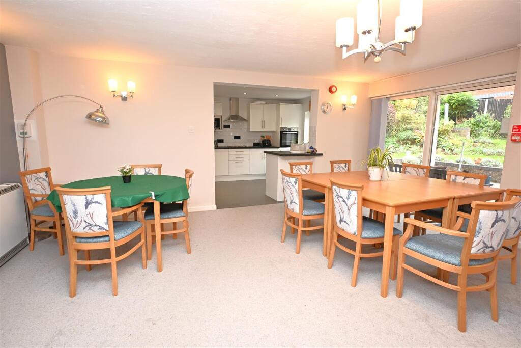 Communal kitchen/ dining area