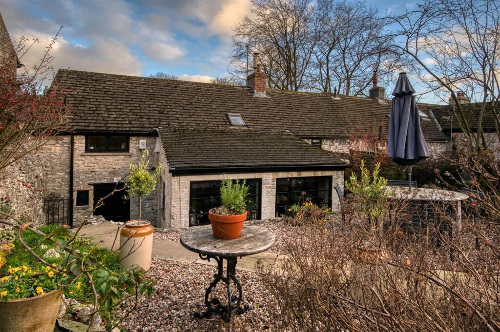 Saxton Mee Well Yard 0062.jpg