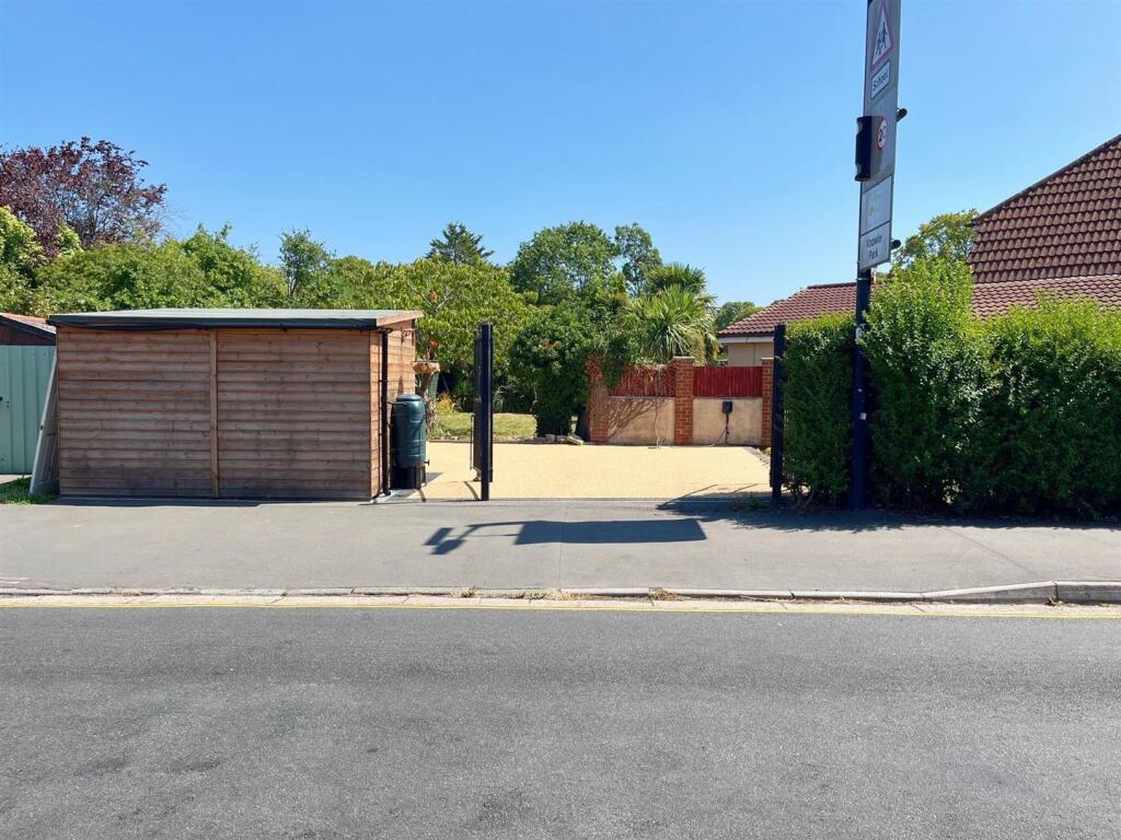 Driveway to side.jpg