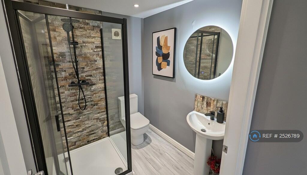 Ensuite - (£950pm)