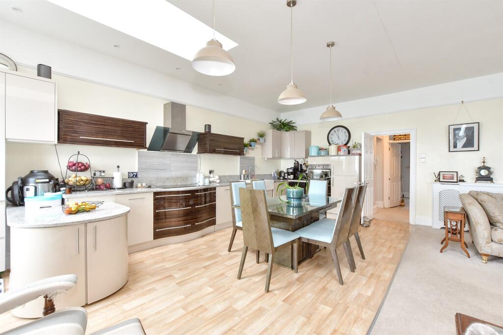Lounge/Kitchen