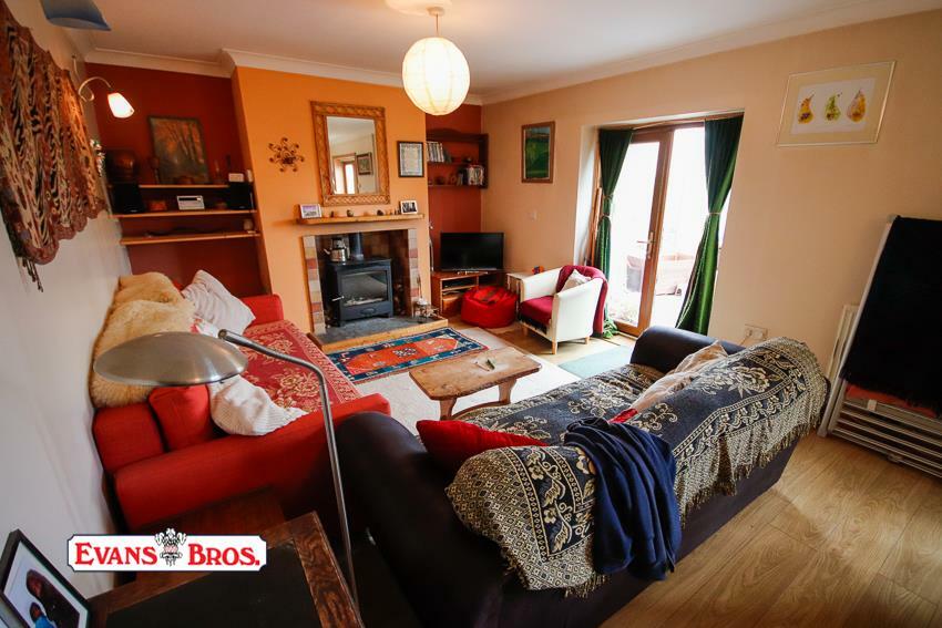 OPEN PLAN LOUNGE / DINING ROOM