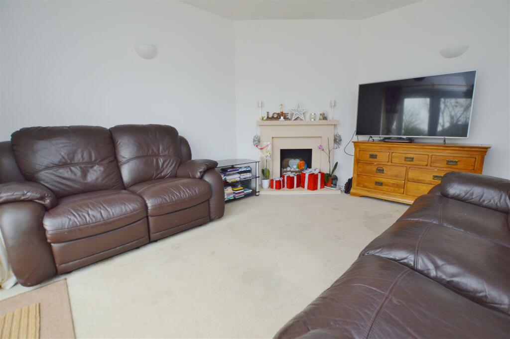 LIVING ROOM: