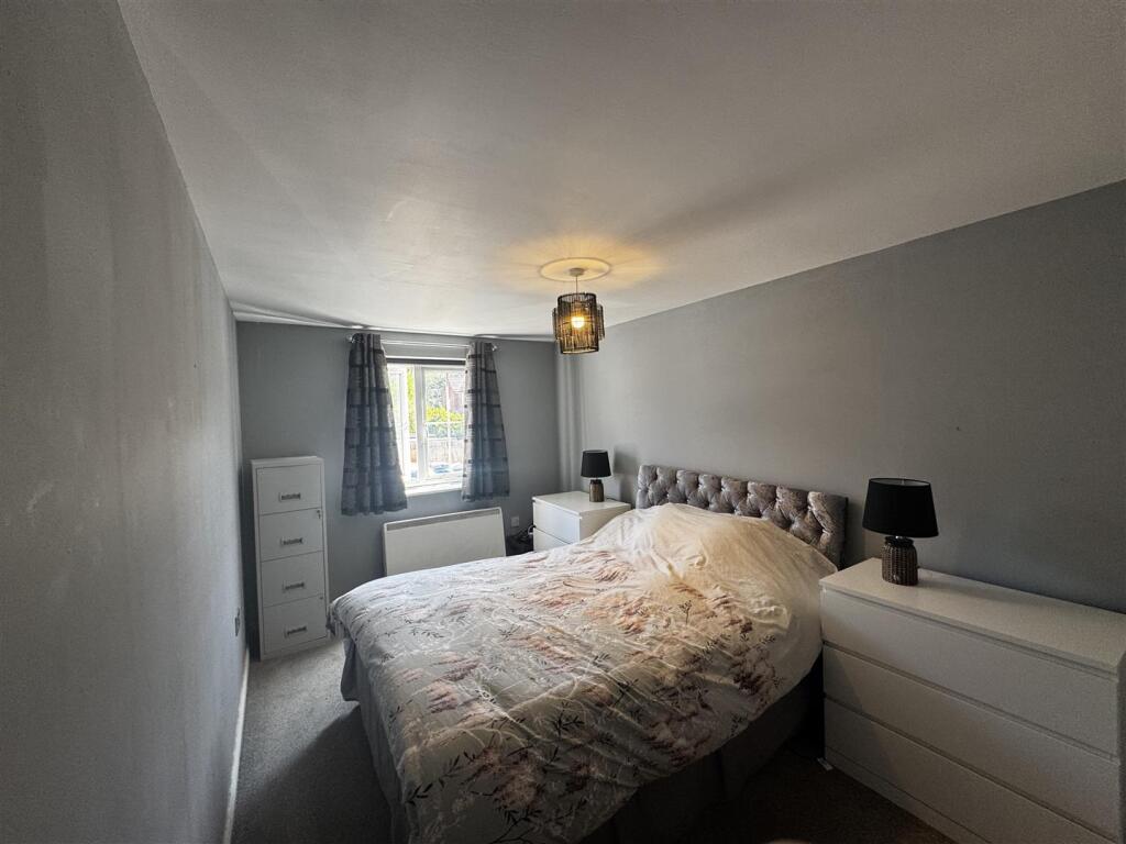 MAIN BEDROOM.jpg