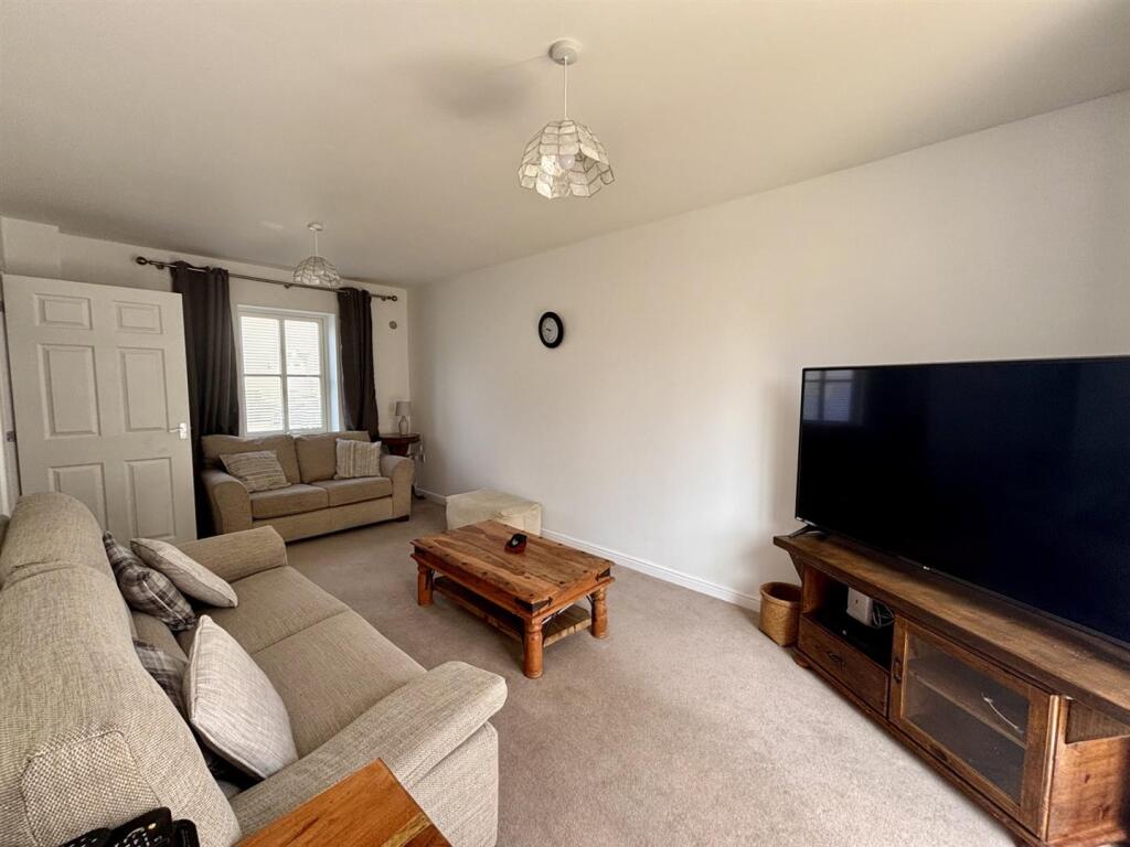 Living room 3.jpg