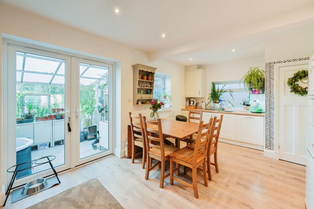 Open Plan Kitchen Diner: