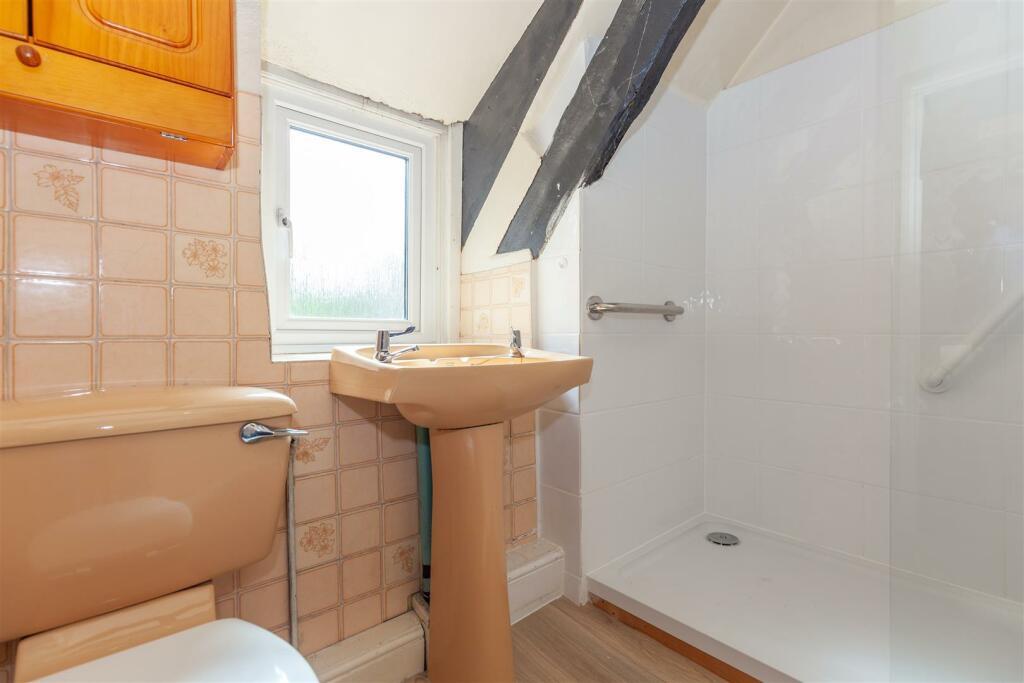 Family Bathroom 2.jpg