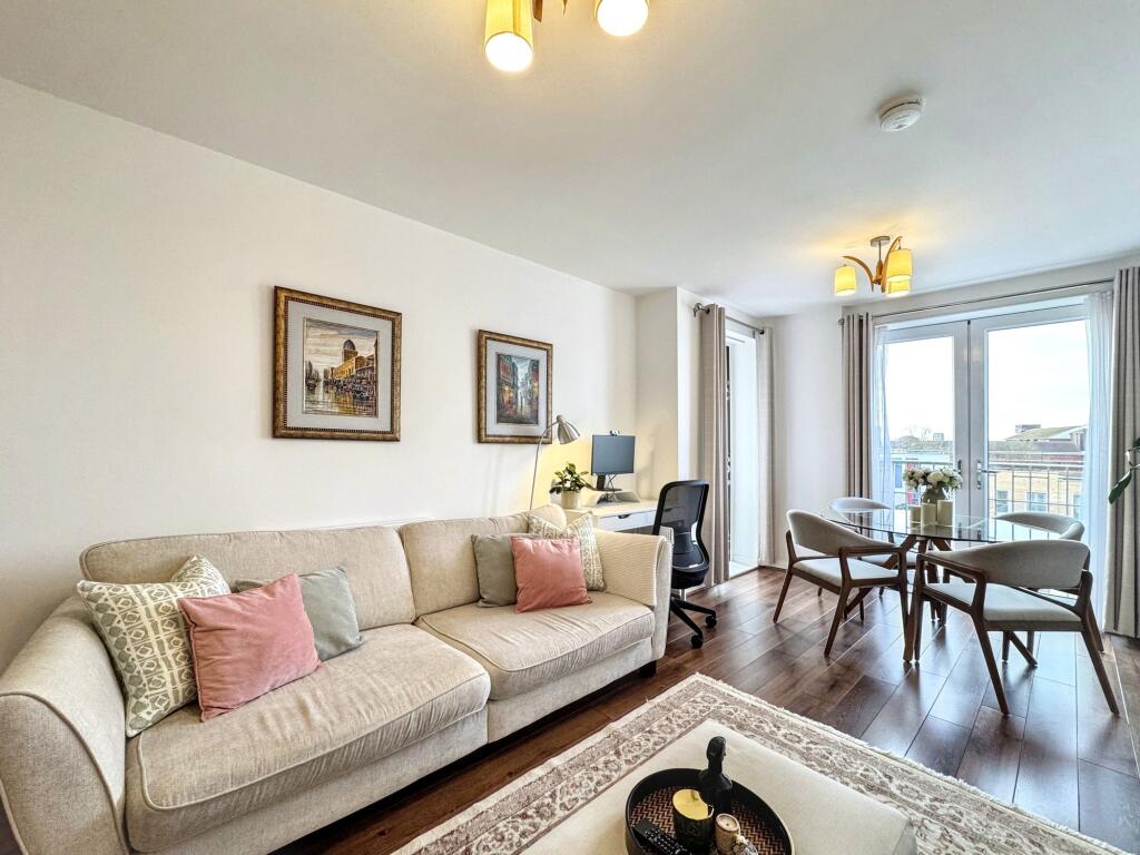 Open plan lounge/kitchen/dining area