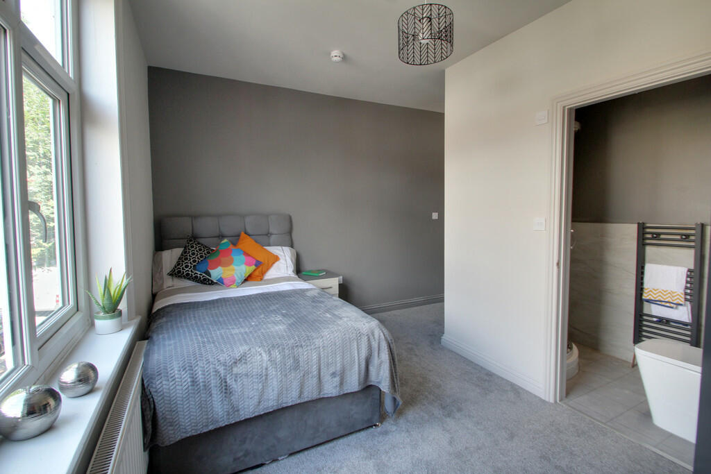 Room 5 ensuite
