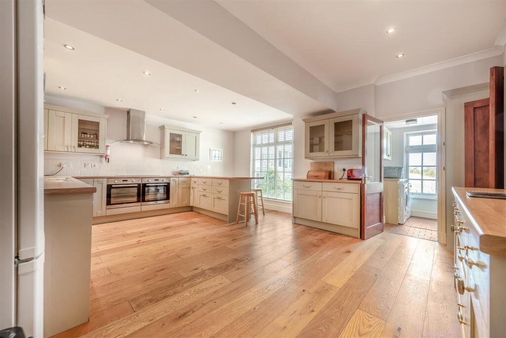 Glanteifi House - Kitchen