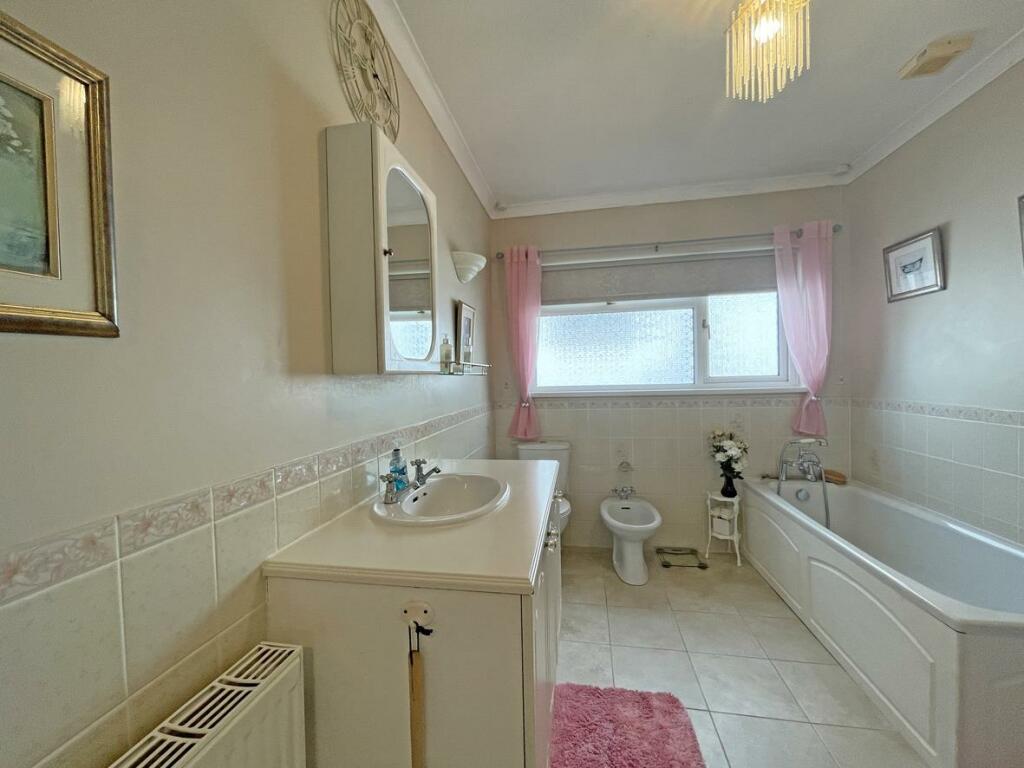 Kingswear Crescent 8 - Bathroom 1.jpg