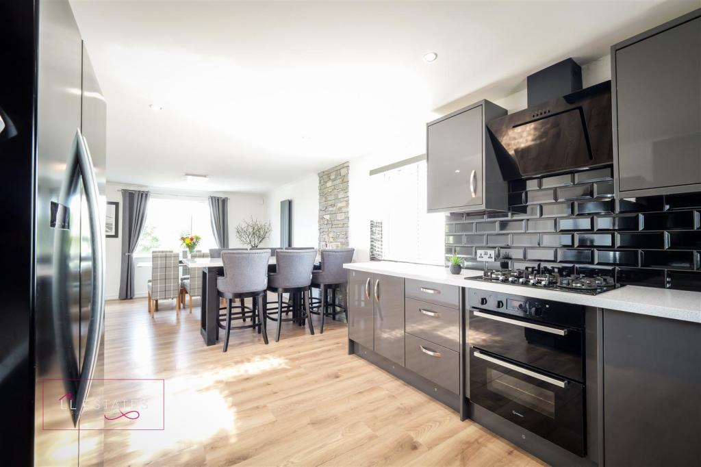 Kitchen 2.jpg