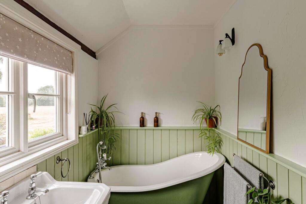 Bathroom W.C (1)