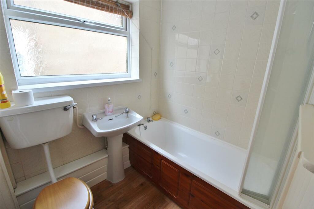 FAMILY BATHROOM