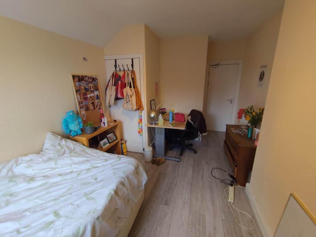 First floor rear bed