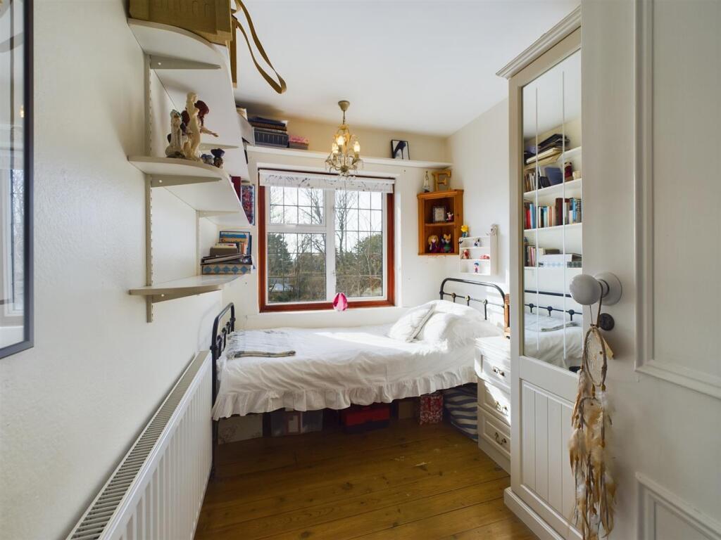 bed 4 .jpg