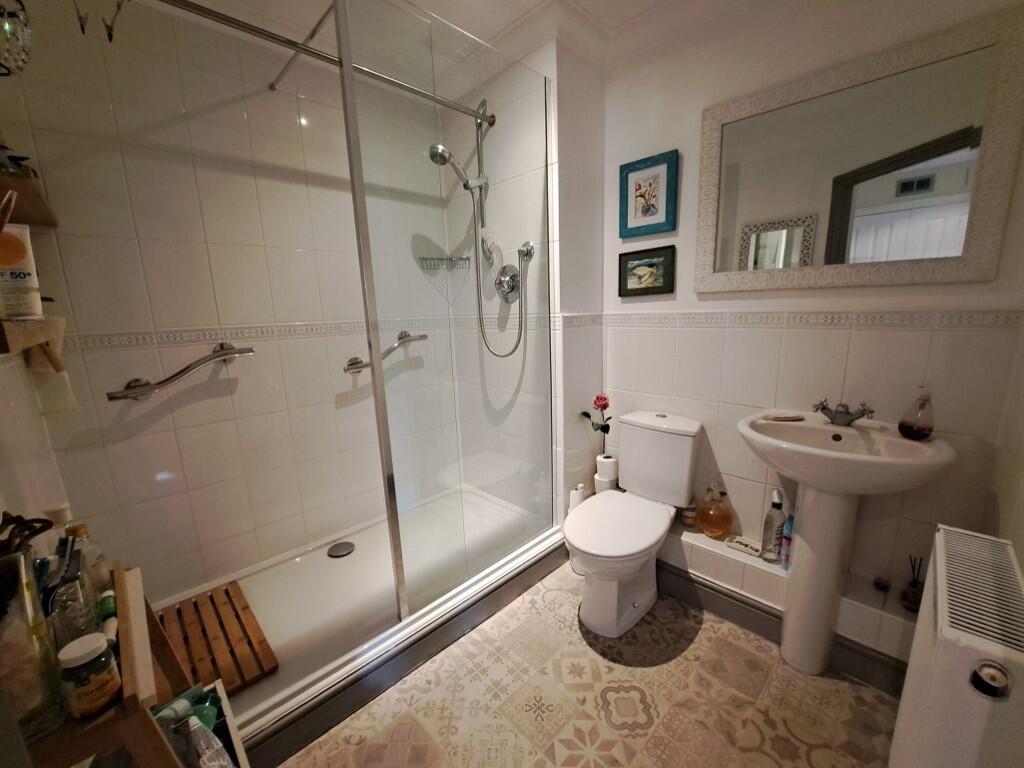 SHOWER ROOM/WC