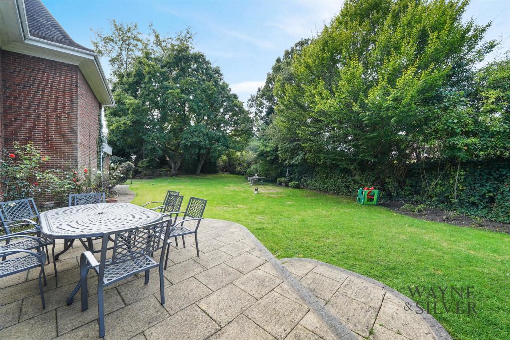 4 Winnington Close N2 0UA-9.jpg