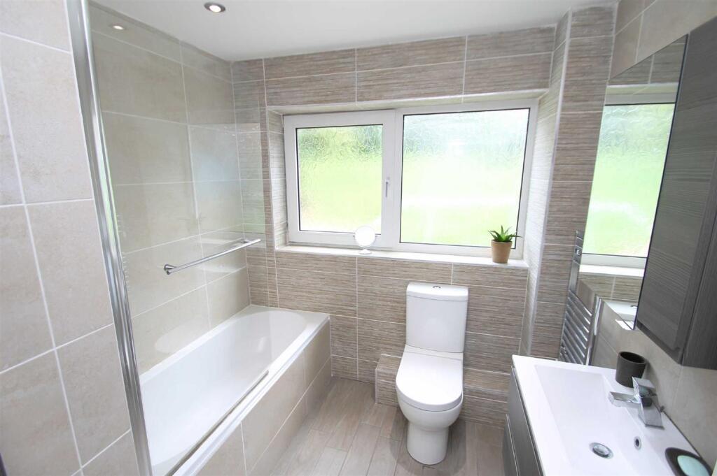 128 High Street South bathroom.jpg