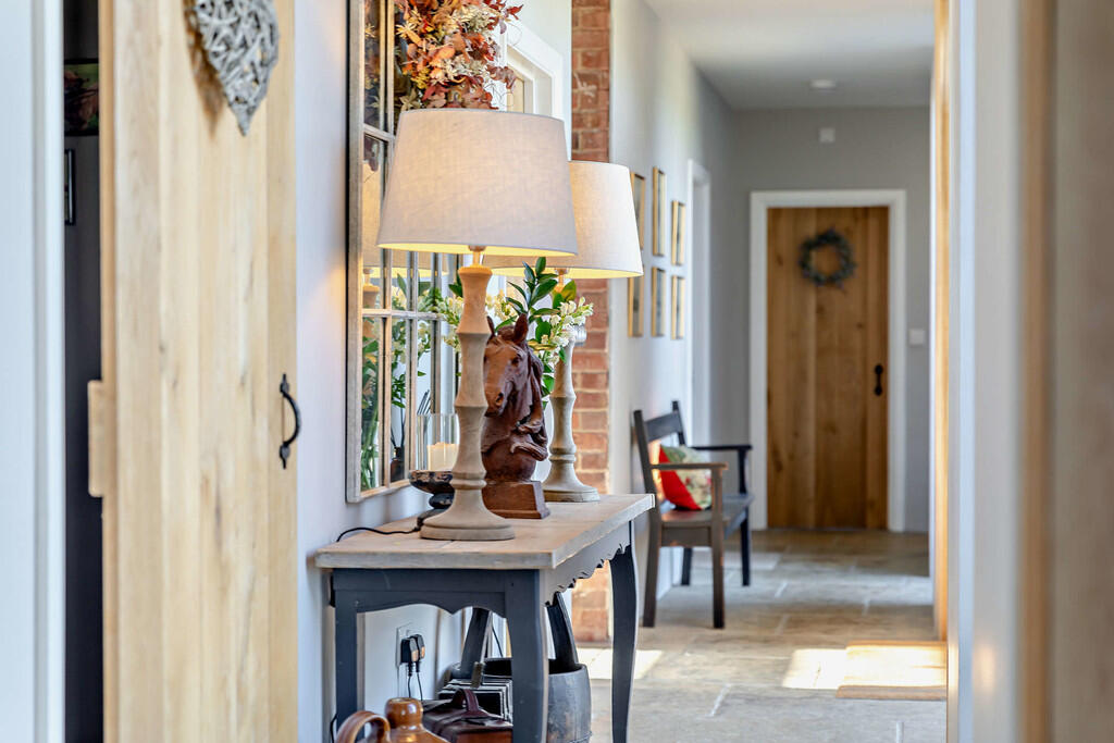8644635-interior1...