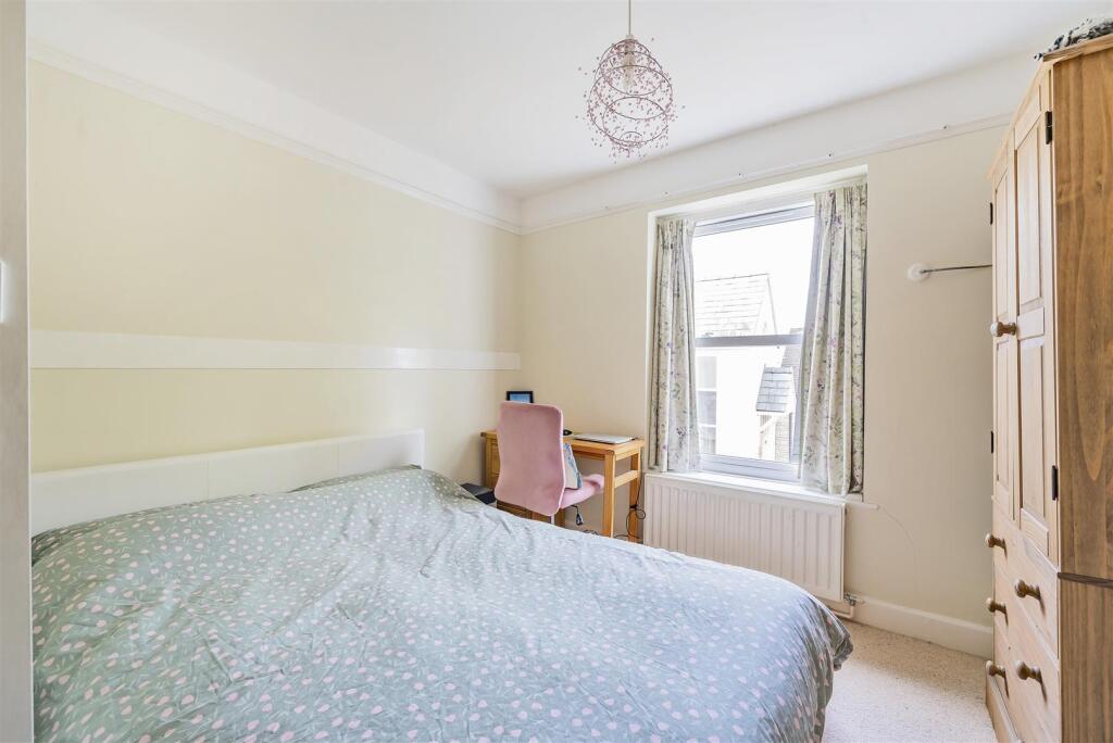 Perivale bedroom 2.jpg