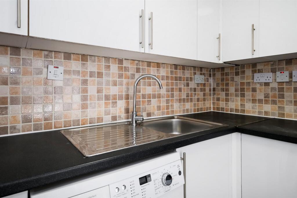 78-80 Spruce Hills Flat 2-16_web.jpg