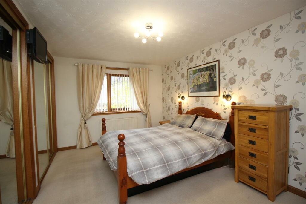 principal bedroom 2.JPG