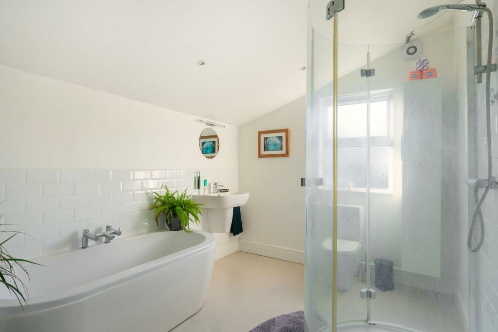 8O6RHD - Bathroom C.jpg