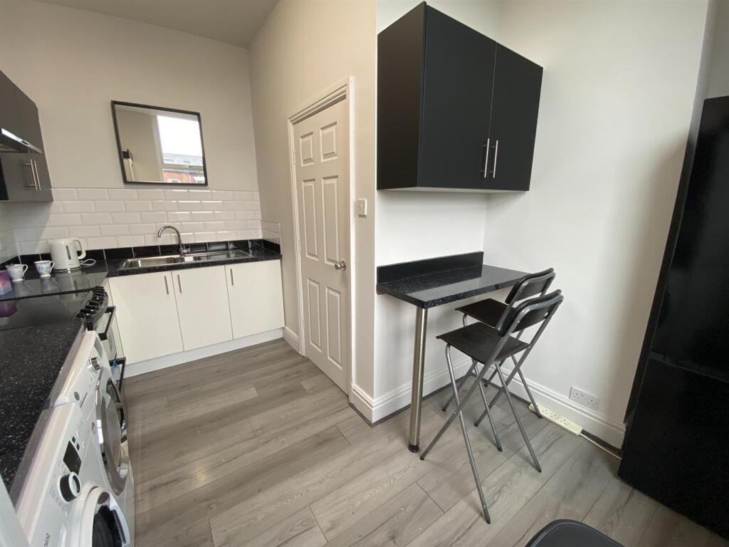 87aBL.kitchen.jpg