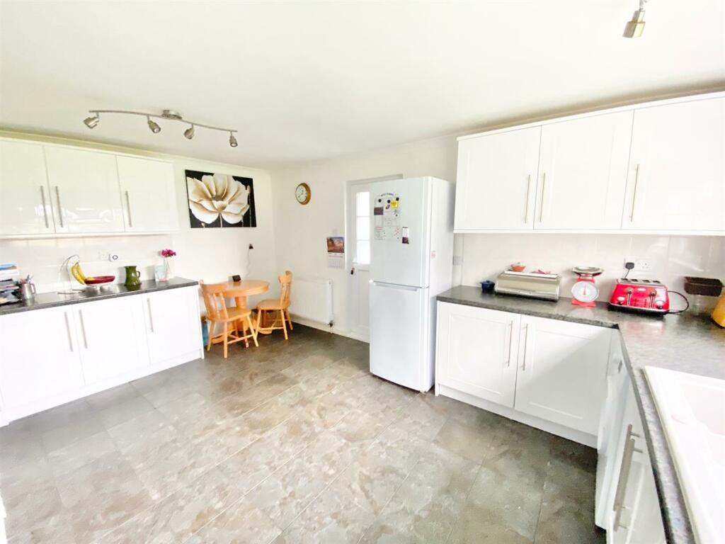 kitchen 4.jpg