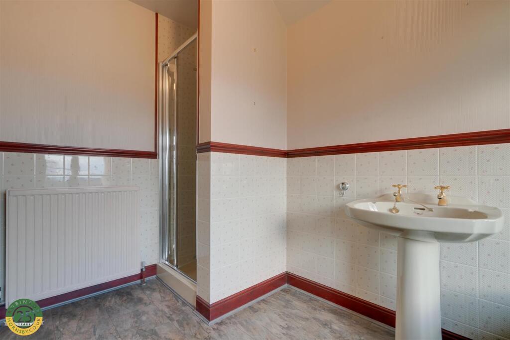 Bathroom 1-2.jpg
