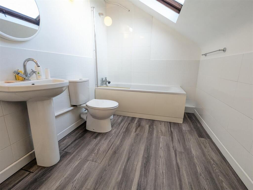 Bathroom Flat 7 Charnwood House Wilton Road, SP2 7