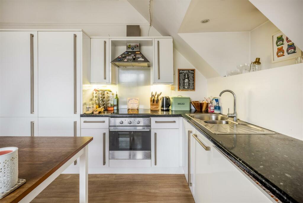 Flat 5, 9 Fourth Avenue -9.jpg