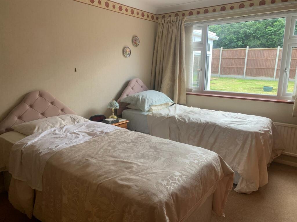 Bedroom 1(1).JPG