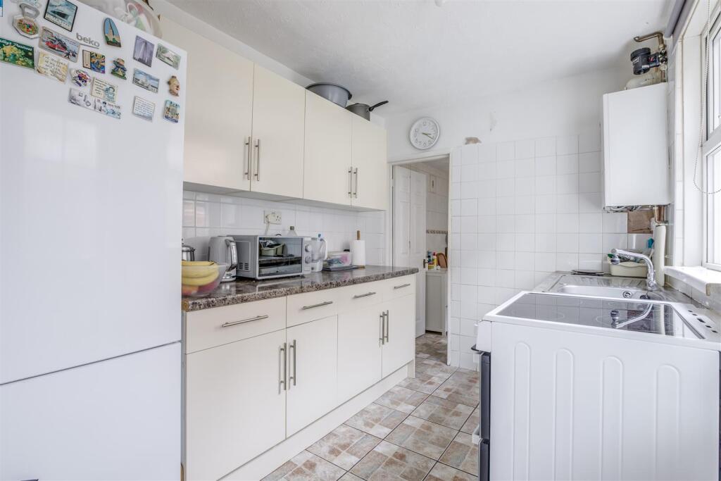 5 Kitchener Road, HP11 2SH-7.jpg