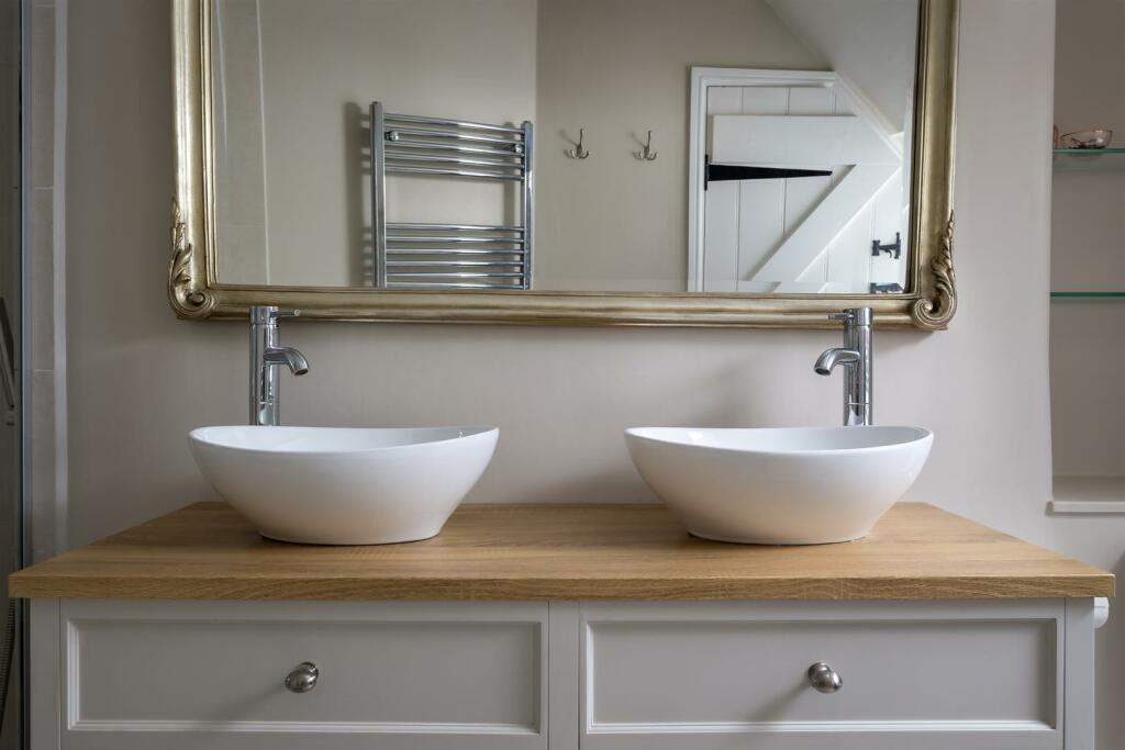 24 - 3 Itlay - GL7 7HZ - Web.jpg