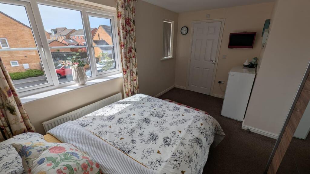 bedroom 1 2.jpg