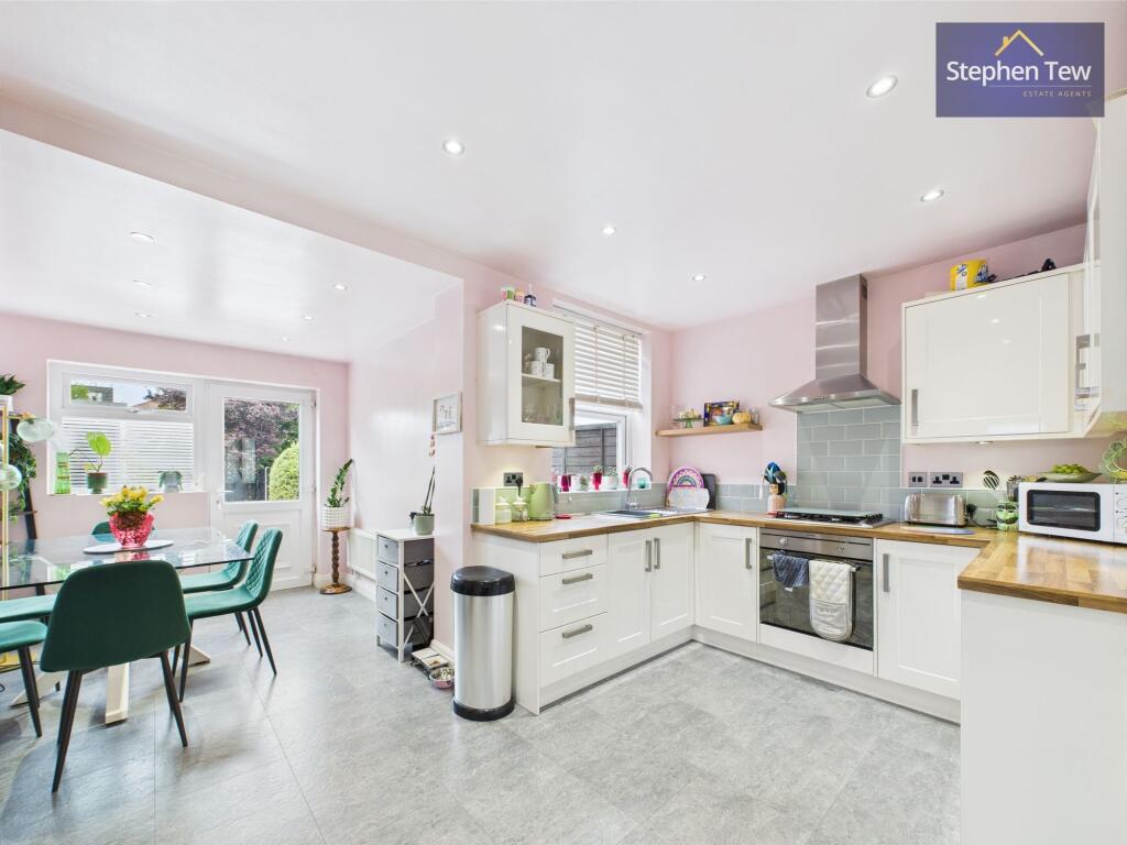 Kitchen/ Dining Room