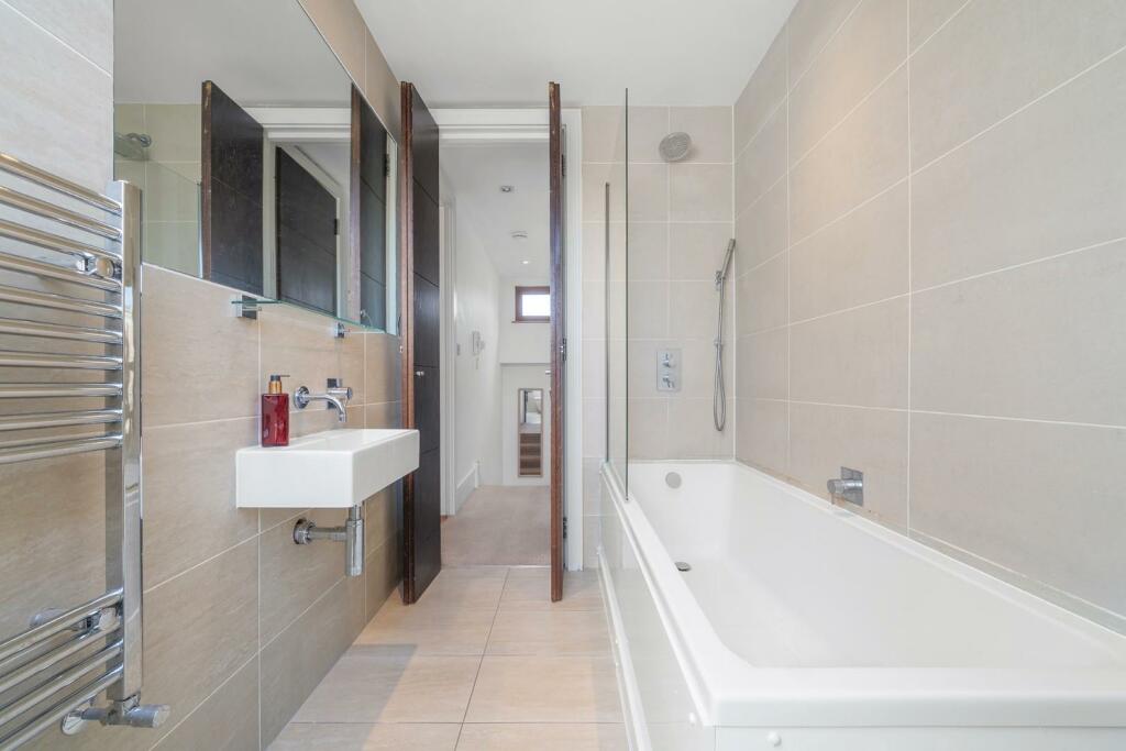 Bathroom (2).jpg