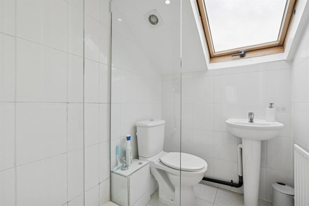 FFF 33 Himley Road SW17  bathroom 2.jpg