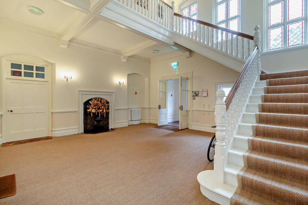 8592620-interior1...