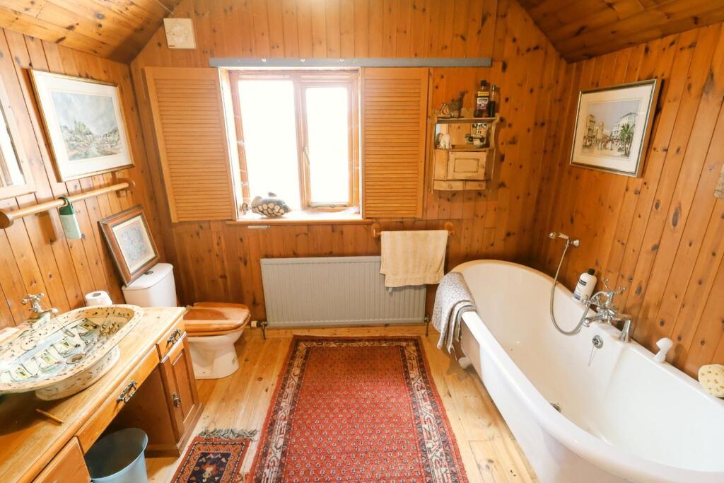 FIRST FLOOR BATHROOM