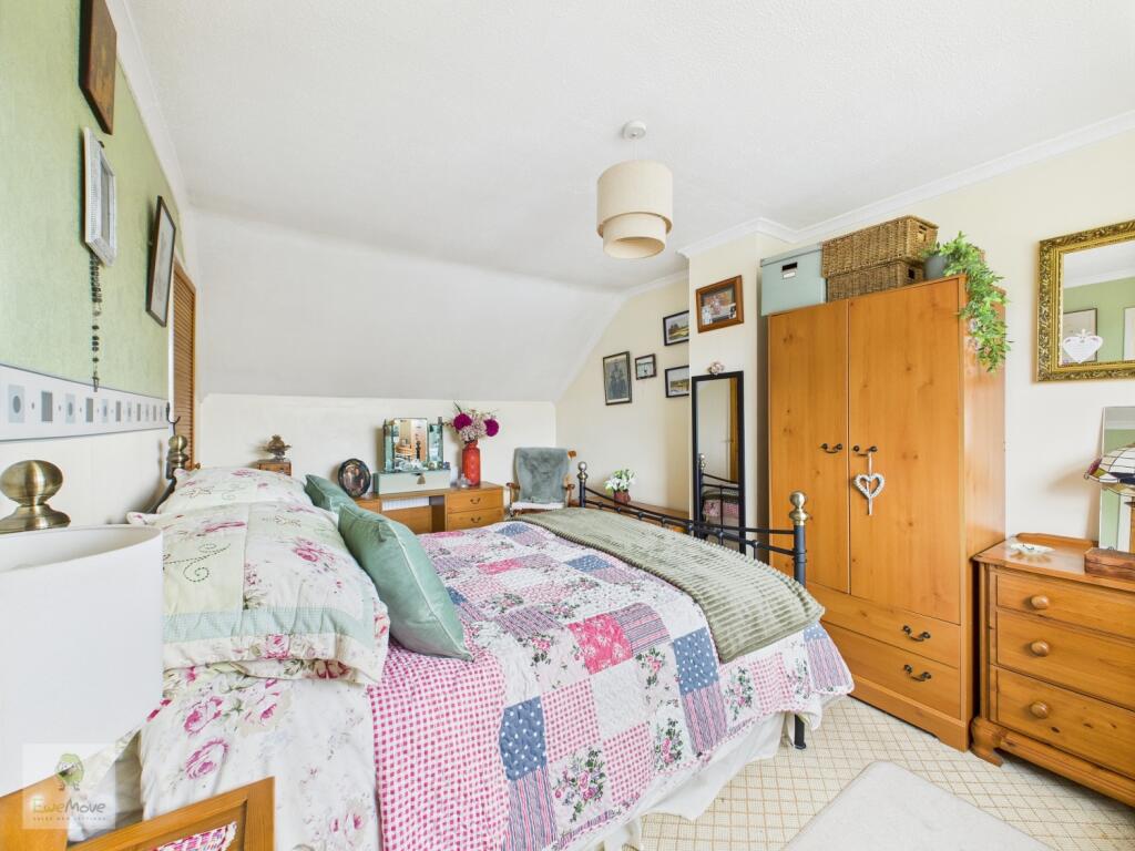 Bedroom With Built In Wardrobe